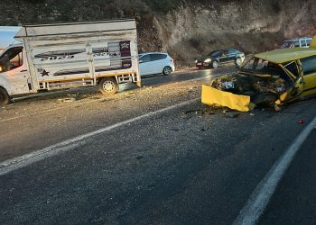 Gaziantep’te trafik kazası: Araba ile kamyonet çarpıştı, 2 kişi yaralandı