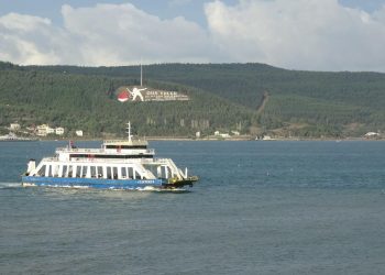 Gökçeada ve Bozcaada feribot seferlerine fırtına pürüzü