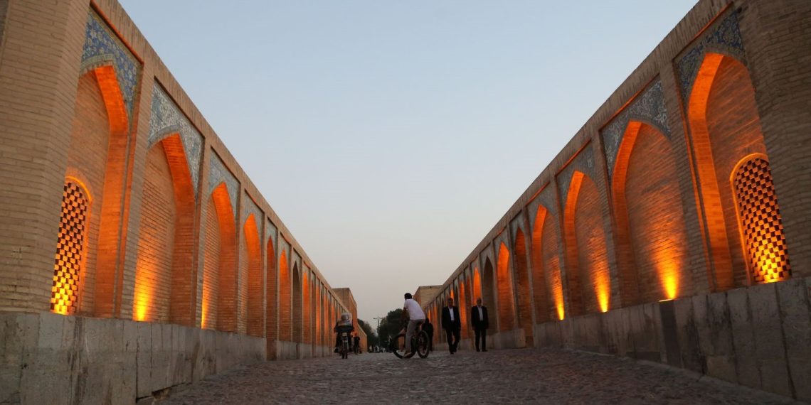 Hacu Köprüsü akmayan ırmağa karşın ziyaretçilerin gözdesi olmaya devam ediyor