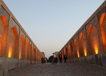 Hacu Köprüsü akmayan ırmağa karşın ziyaretçilerin gözdesi olmaya devam ediyor