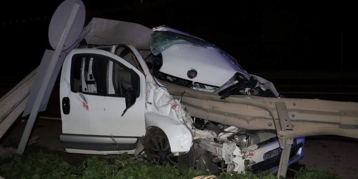 Hafif ticari araç bariyere saplandı: 1’i ağır 3 kişi yaralandı