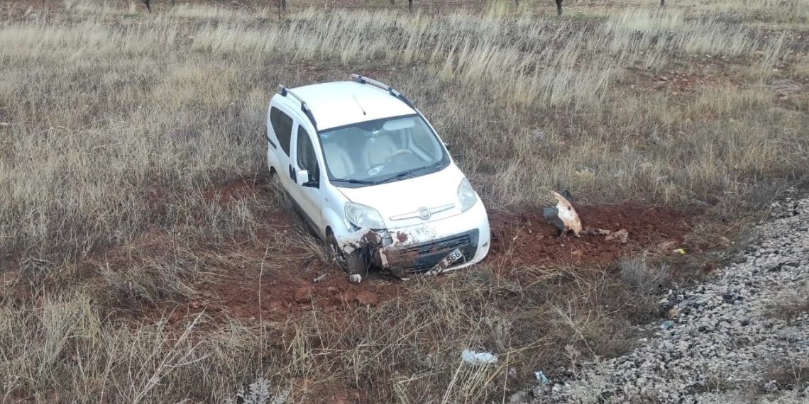 Hafif ticari araç şarampole uçtu 1 yaralı