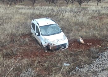Hafif ticari araç şarampole uçtu 1 yaralı