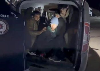Hafif ticari araçtan 12 kaçak göçmen çıktı
