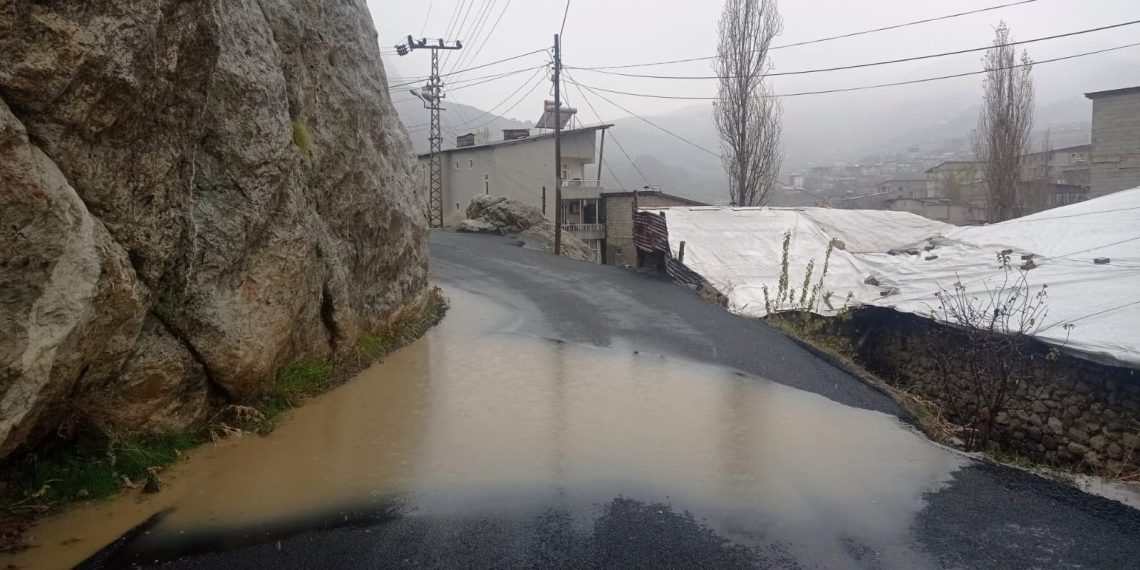 Hakkari’de karla karışık yağmur tesirli olmaya başladı