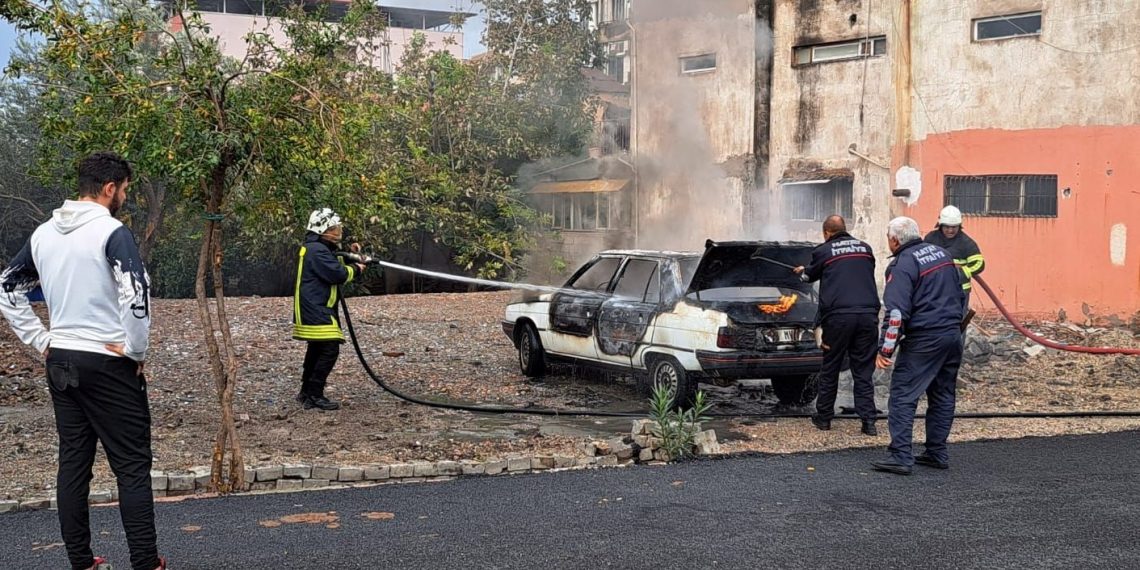 Hatay’da park halindeki araba alev alev yandı
