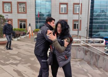 Hırsızlıktan tutuklandı, gazetecilere saldırmaya çalıştı