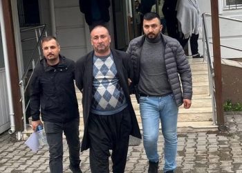 İçki kasasıyla başına vurarak öldürdü