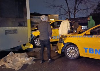 İETT otobüsünü iterek durdurmak isteyen sürücü aracın altında kaldı