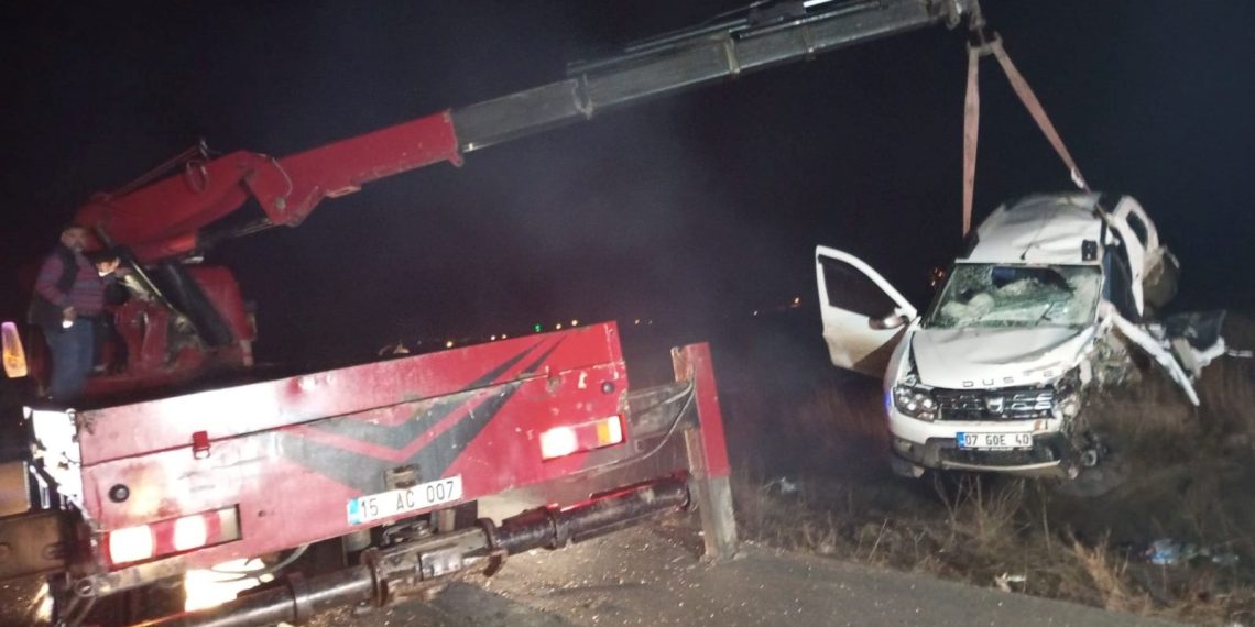 İki araba baş başa çarpıştı: 1 meyyit, 4 yaralı