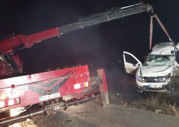 İki araba baş başa çarpıştı: 1 meyyit, 4 yaralı