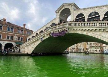 İklim aktivistleri Venedik’teki Büyük Kanal’ı yeşile boyadı