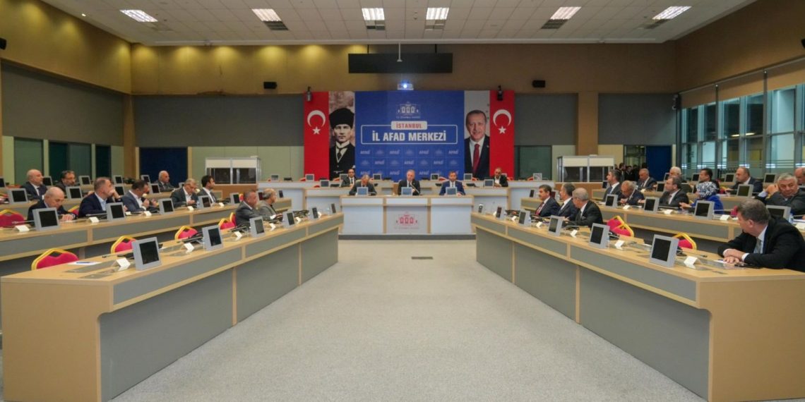 İstanbul Valisi Davut Gül, ilçe belediye liderleriyle toplantı yaptı