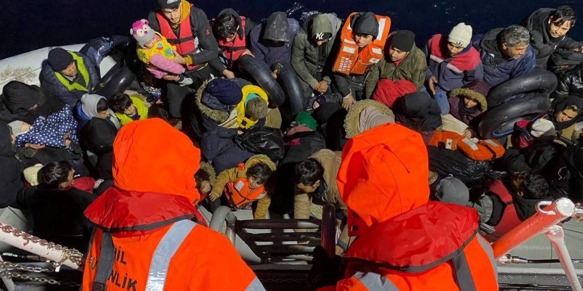 İzmir açıklarında 122 sistemsiz göçmen kurtarıldı