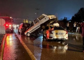 İzmir’de 3 araba kazaya karıştı: 1 kişi yaralandı