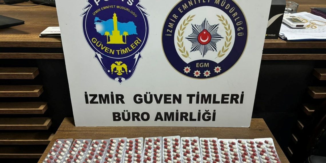 İzmir’de sokakta seyyar eczacı üzere gezen torbacı yakalandı