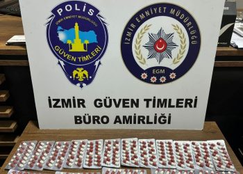 İzmir’de sokakta seyyar eczacı üzere gezen torbacı yakalandı
