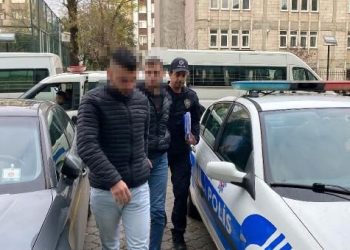 Kaçırıp dövdükleri şahsa küçük etek giydirmeye çalıştılar