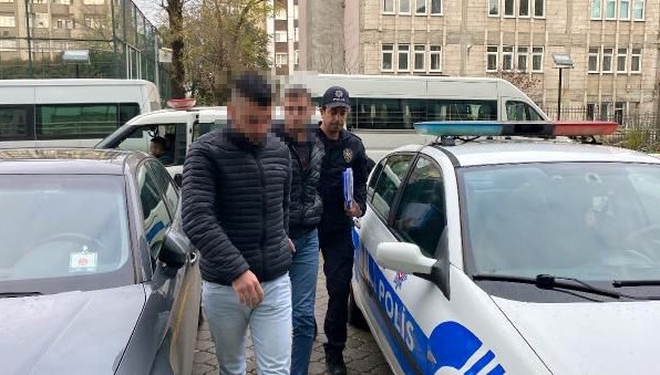 Kaçırıp dövdükleri şahsa küçük etek giydirmeye çalıştılar