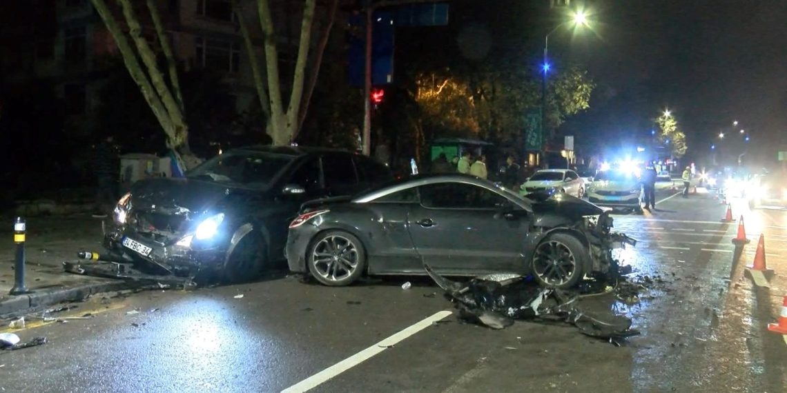 Kadıköy’de alkollü şoför kontrol noktasında kaza yaptı