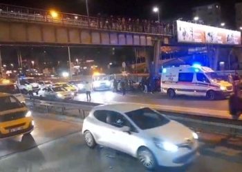 Kadıköy’de bir kişi üst geçitten atlayarak ağır yaralandı