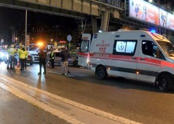 Kadıköy’de vatandaş üst geçitten düştü: Şoförler kurtardı