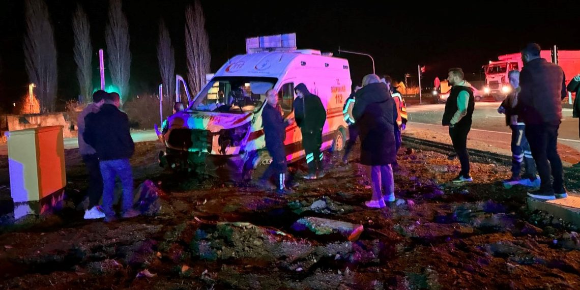 Kahramanmaraş’ta ambulans ile araba çarpıştı: 9 yaralı