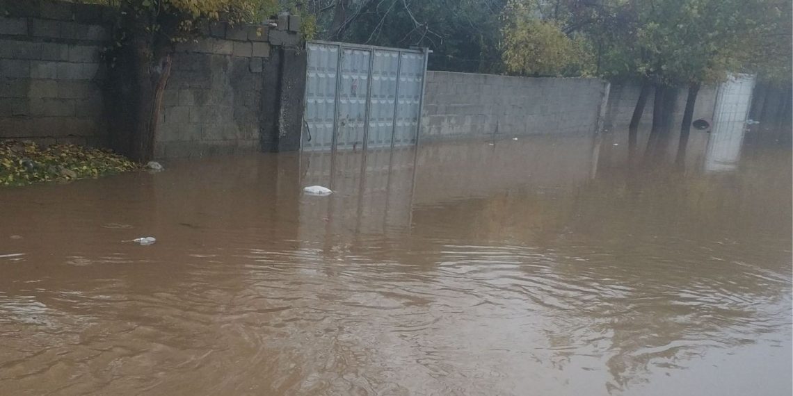 Kahta’da yağmur sonrası yollar göle döndü