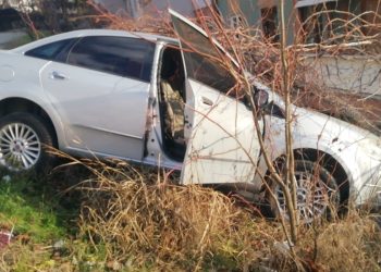 Karabük’te araba istinat duvarında asılı kaldı: 1 yaralı