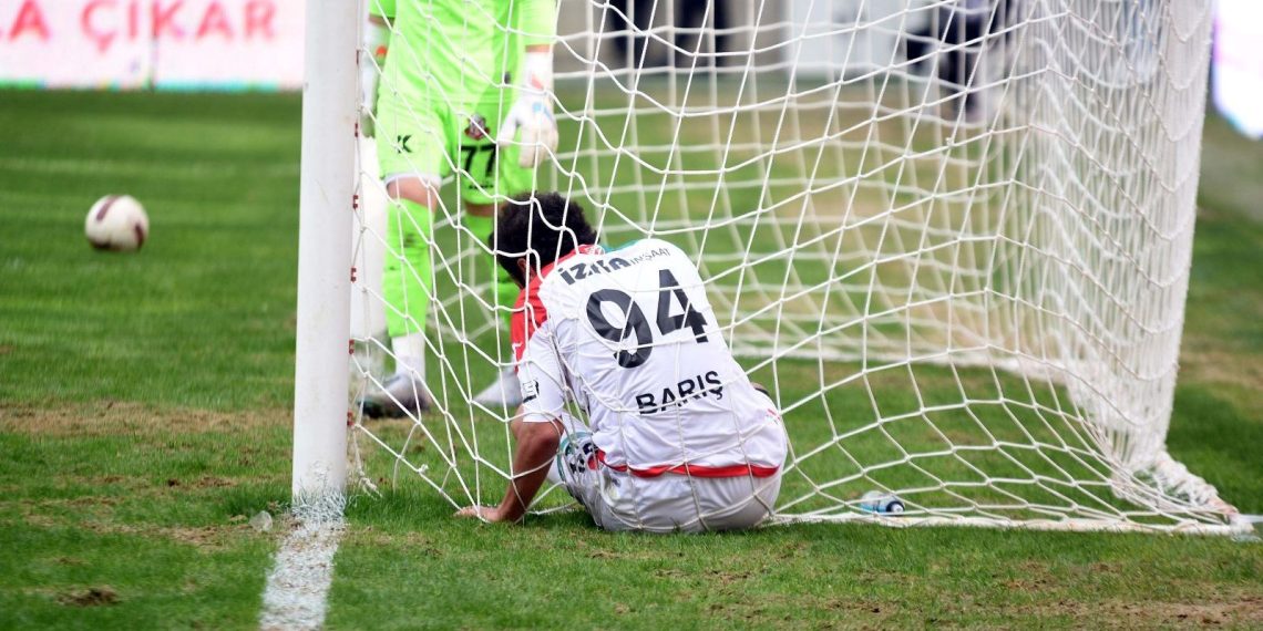 Karşıyaka kendini yaktı