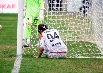 Karşıyaka kendini yaktı