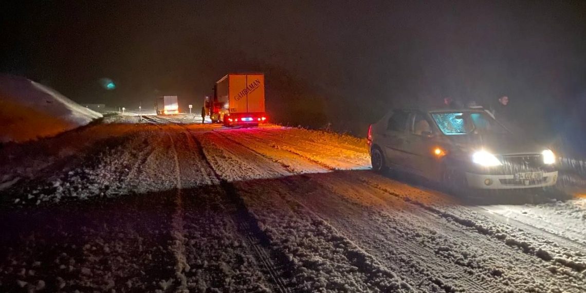 Kars ve Ağrı’da kar: TIR’lar yolda kaldı