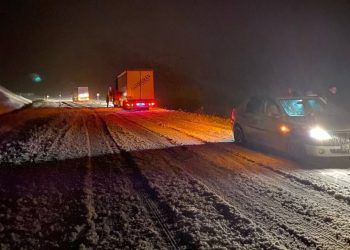 Kars ve Ağrı’da kar: TIR’lar yolda kaldı