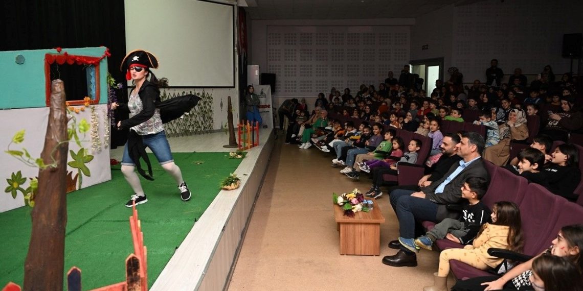 Kartepe’de minikler tiyatro oyunuyla eğlendi