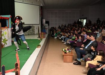 Kartepe’de minikler tiyatro oyunuyla eğlendi