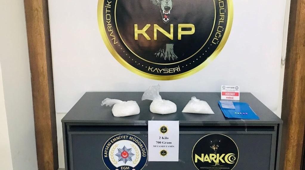 Kayseri polisinden uyuşturucuya geçit yok: Kuşkulu araçtan 2 kilo 700 gram uyuşturucu çıktı
