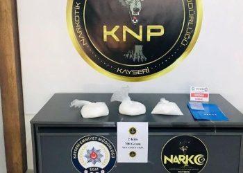 Kayseri polisinden uyuşturucuya geçit yok: Kuşkulu araçtan 2 kilo 700 gram uyuşturucu çıktı