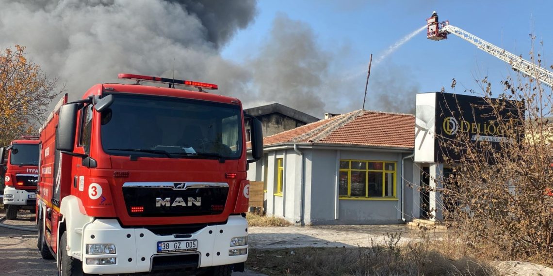 Kayseri’de mobilya fabrikasında yangın