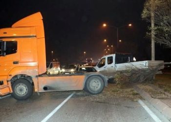 Kayseri’de zincirleme kaza | TIR şoförü kaçtı: 1 yaralı