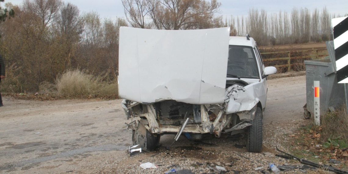 Kaza yapan araba dere yatağına düştü
