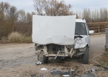 Kaza yapan araba dere yatağına düştü