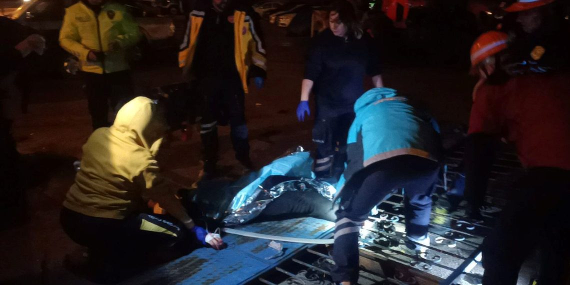 Kaza yapan arabadan fırladı, ayağı demir kapıya sıkıştı