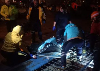 Kaza yapan arabadan fırladı, ayağı demir kapıya sıkıştı