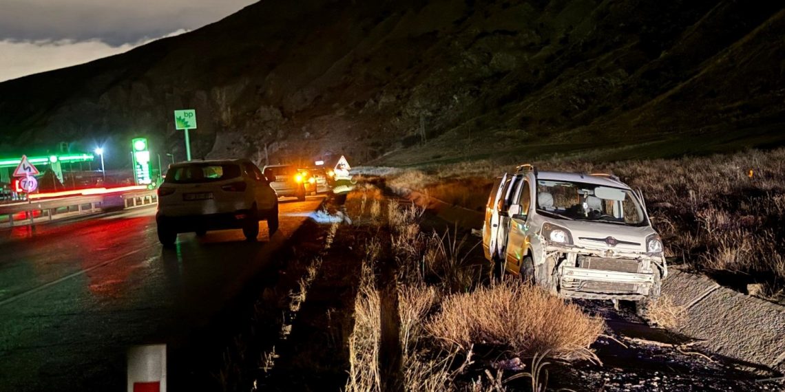 Kaza yapan şoföre yardım etmek istemişlerdi: Öbür aracın çarptığı 2 kişi öldü