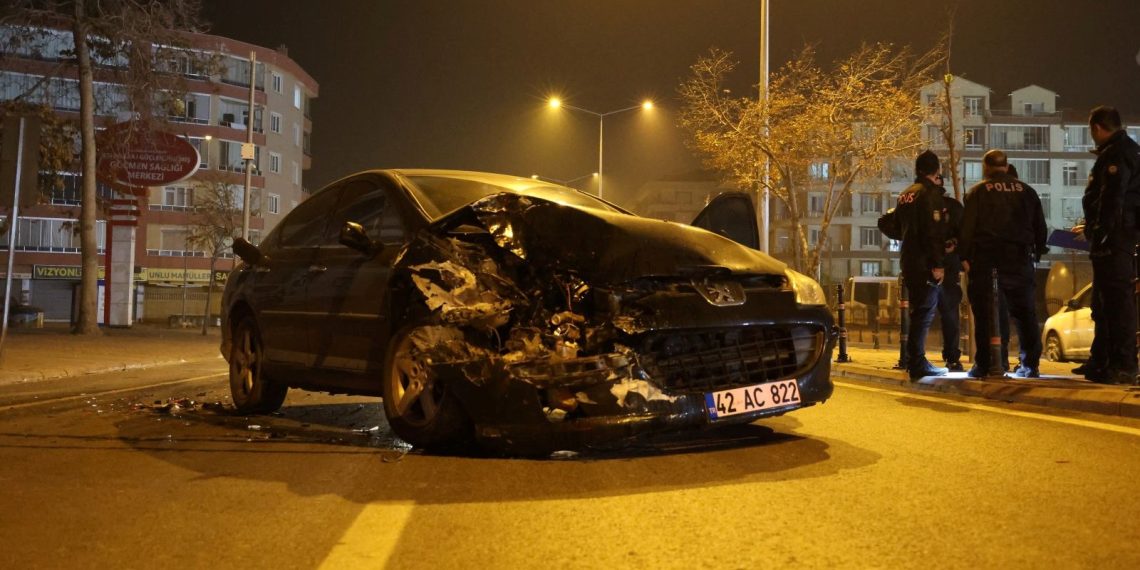 Kaza yaptı, hasar gören arabası bırakıp kaçtı