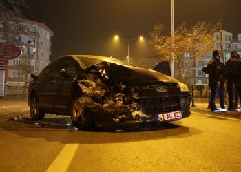 Kaza yaptı, hasar gören arabası bırakıp kaçtı