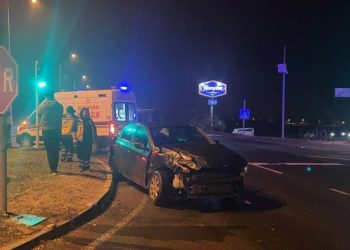 Kırmızı ışıkta geçen TIR, arabaya çarptı: 1 yaralı