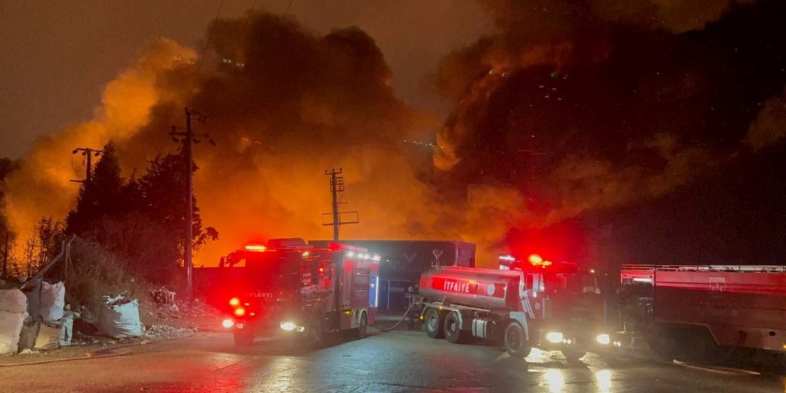 Kocaeli’de fabrika yangını: Öteki binalara da sıçradı