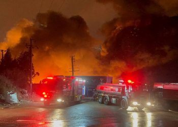 Kocaeli’de palet fabrikasında yangın çıktı
