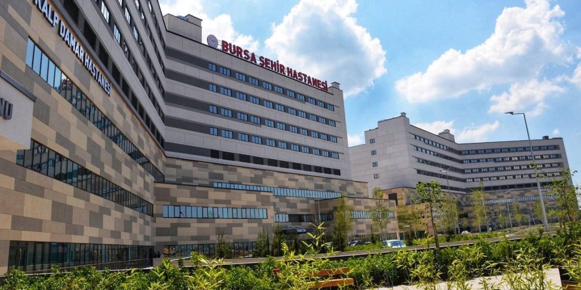 Konuttaki oksijen tüpü patladı: Amca ile yeğeni yaralandı